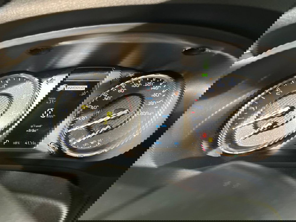 Toyota Hilux nuova a Lecco (9)