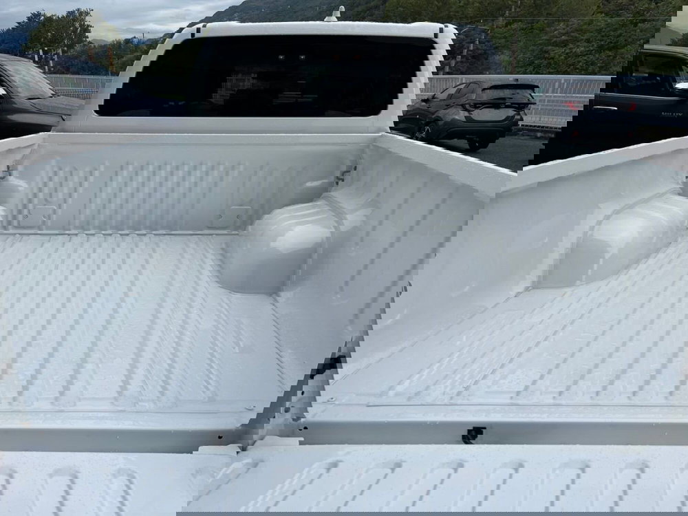 Toyota Hilux nuova a Lecco (12)