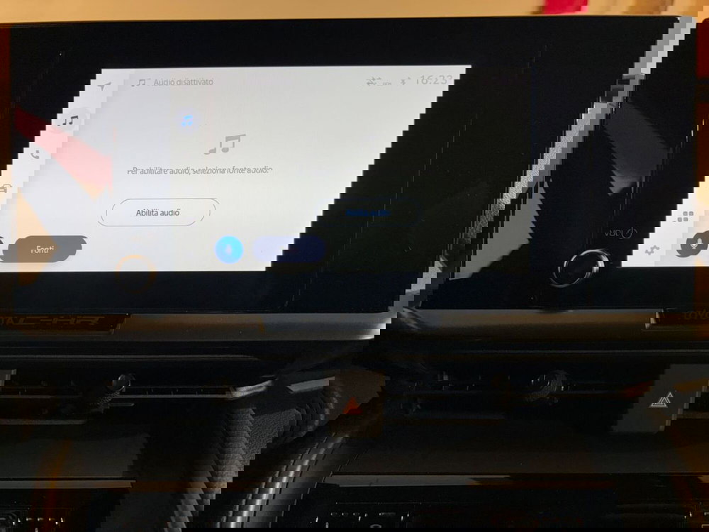 Toyota Toyota C-HR nuova a Lecco (10)