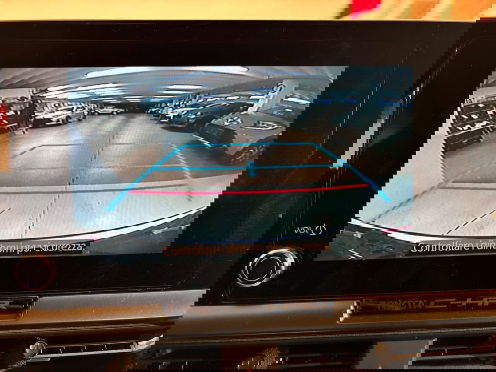 Toyota Toyota C-HR nuova a Lecco (11)