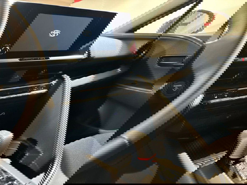 Toyota Toyota C-HR nuova a Lecco (12)