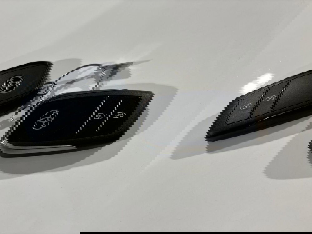 Toyota Toyota C-HR nuova a Lecco (17)