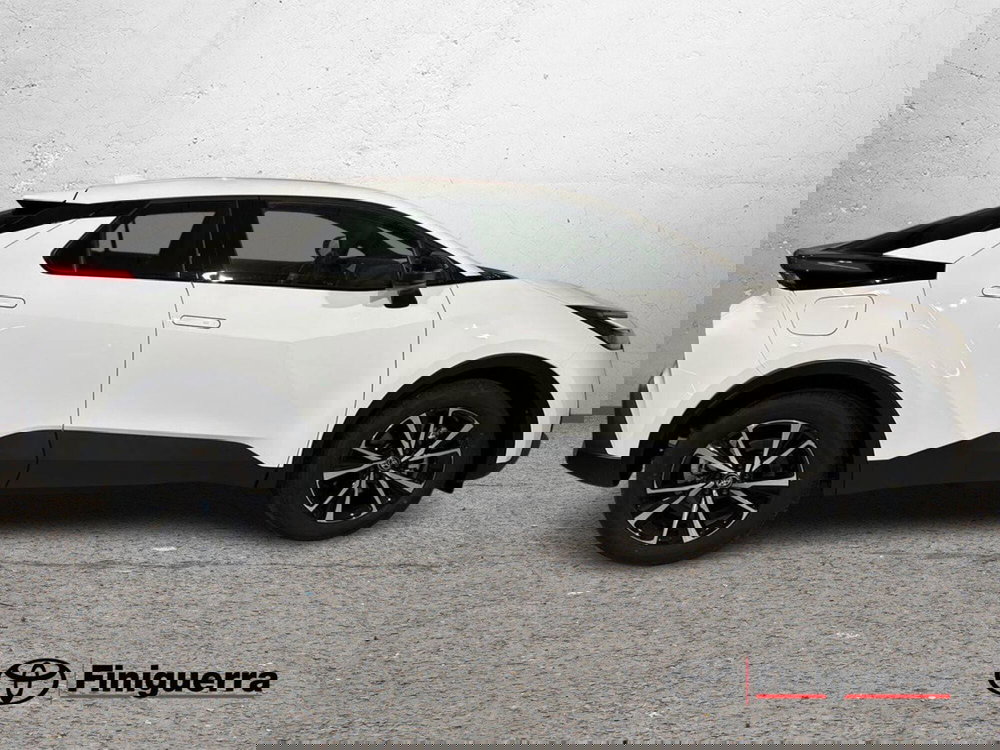 Toyota Toyota C-HR nuova a Lecco (5)