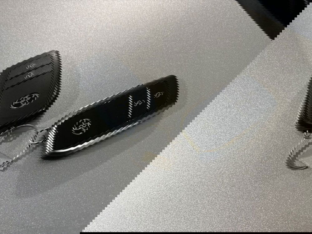 Toyota Toyota C-HR nuova a Lecco (16)