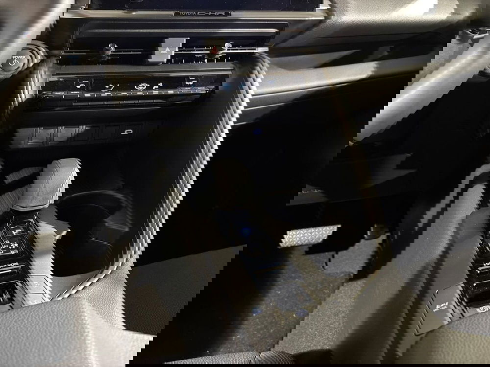 Toyota Toyota C-HR nuova a Lecco (13)