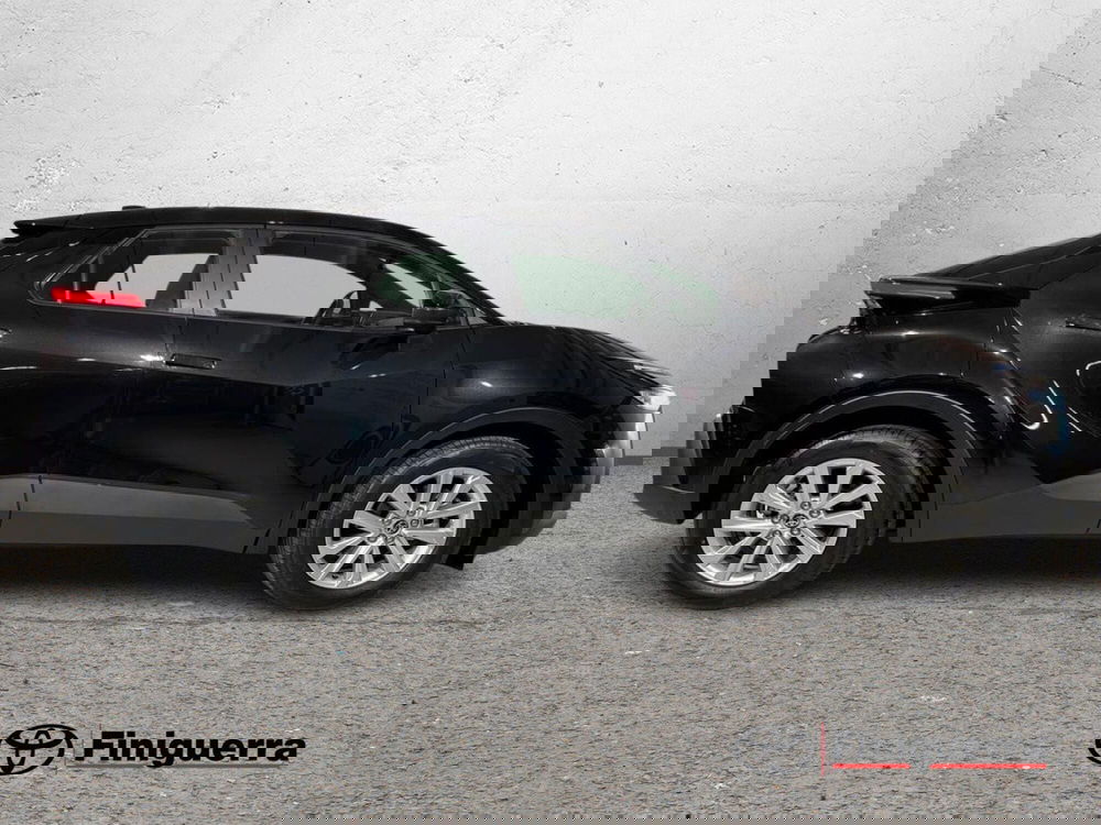 Toyota Toyota C-HR nuova a Lecco (5)