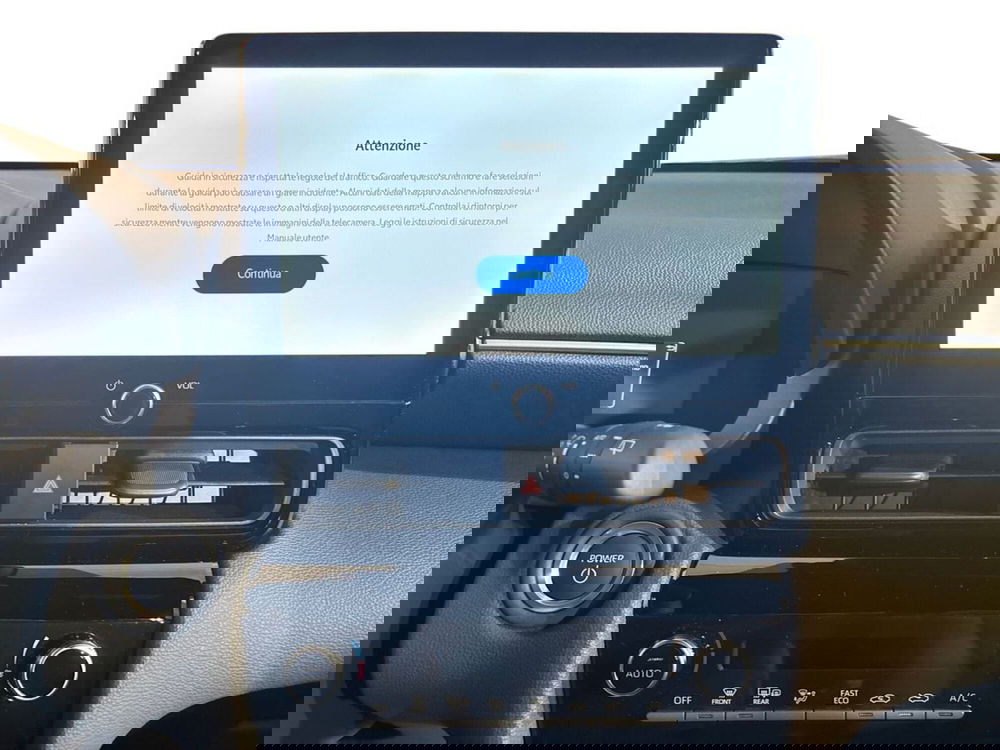 Toyota Yaris Cross nuova a Lecco (13)