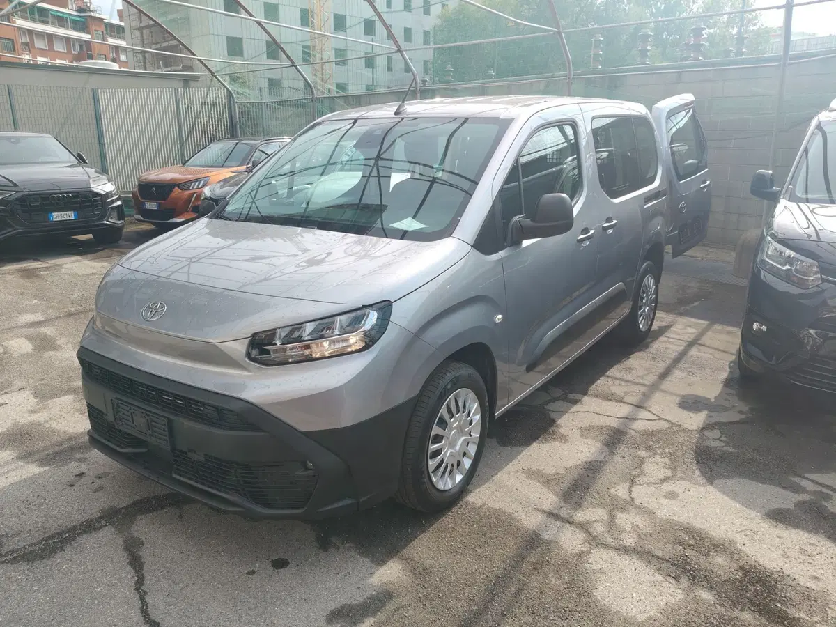 Toyota Proace City Verso nuova a Milano (2)
