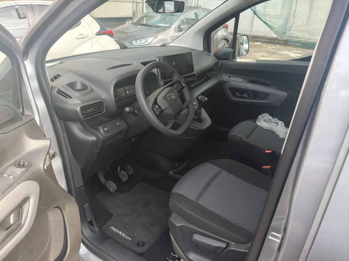 Toyota Proace City Verso nuova a Milano (3)
