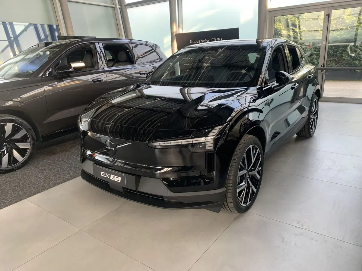 Volvo EX30 nuova a Ferrara (2)