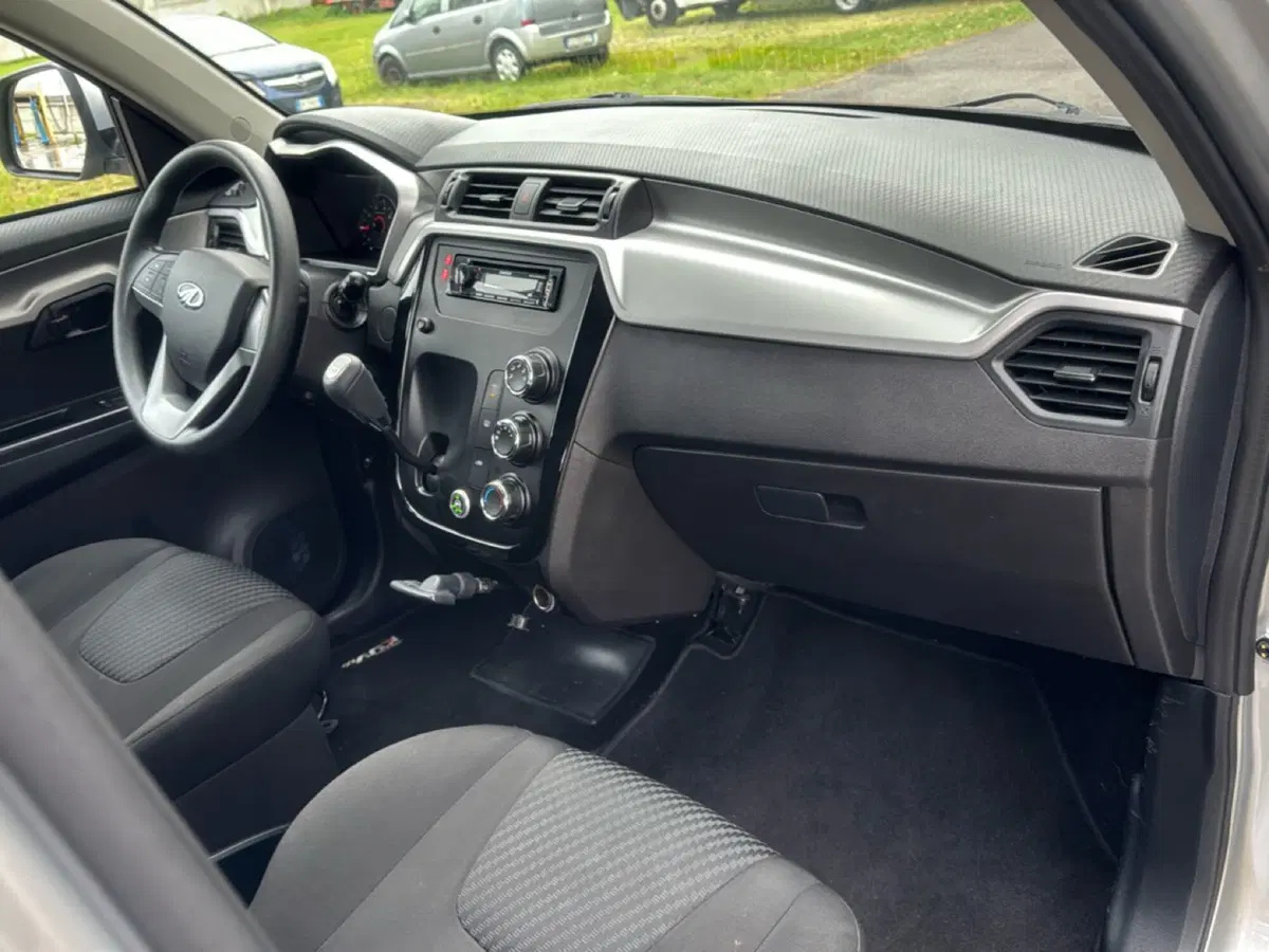 Mahindra KUV100 usata a Ferrara (13)