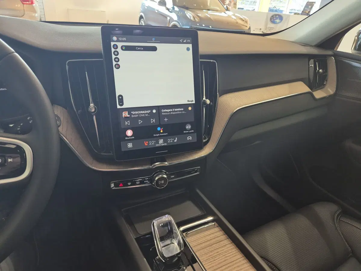Volvo XC60 nuova a Como (12)