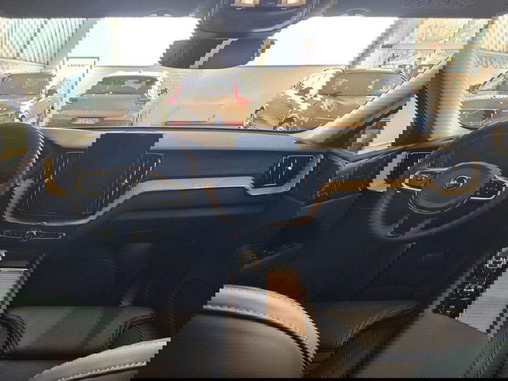 Volvo XC60 nuova a Como (13)