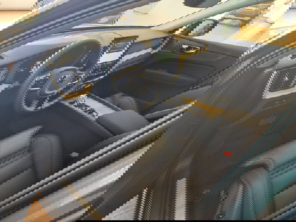 Volvo XC60 nuova a Como (14)