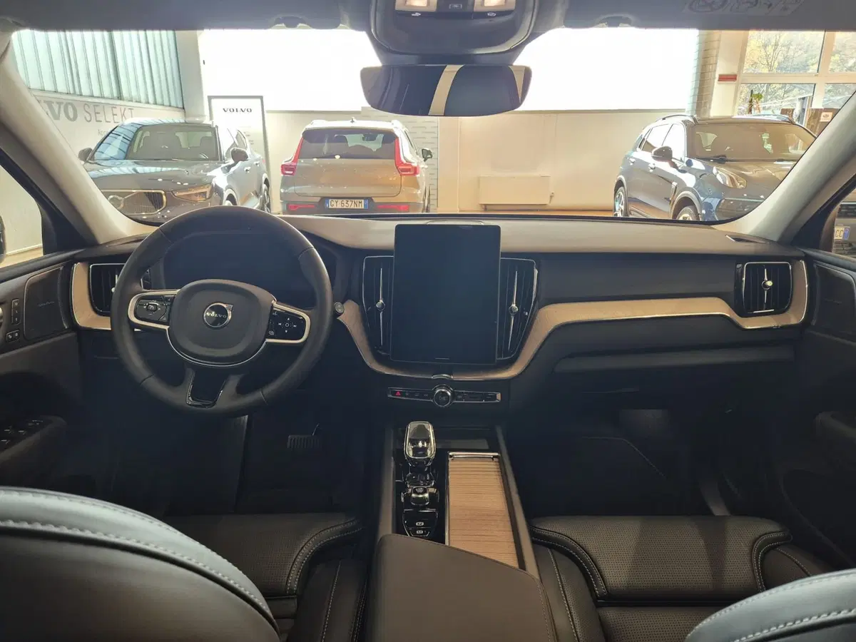 Volvo XC60 nuova a Como (13)