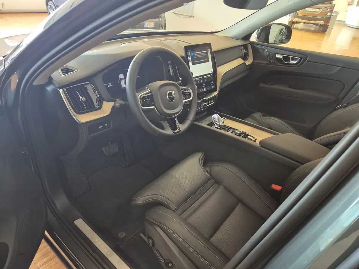 Volvo XC60 nuova a Como (14)