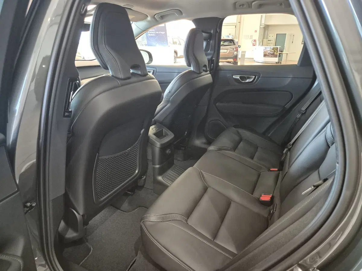 Volvo XC60 nuova a Como (8)