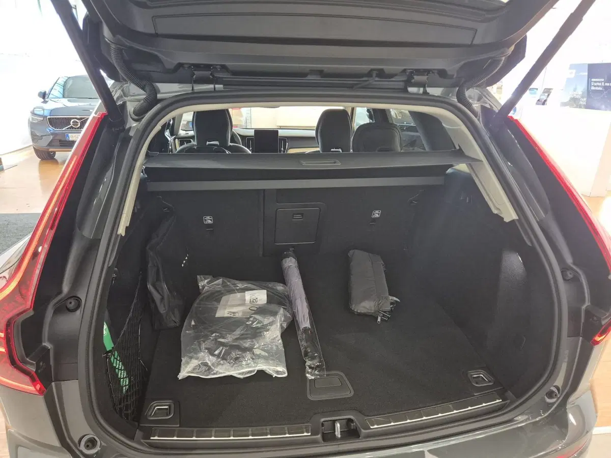 Volvo XC60 nuova a Como (9)
