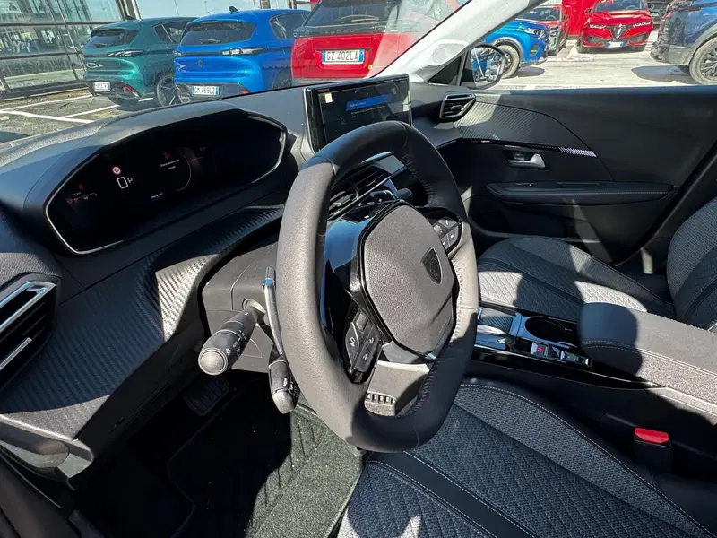 Peugeot 208 nuova a Frosinone (14)