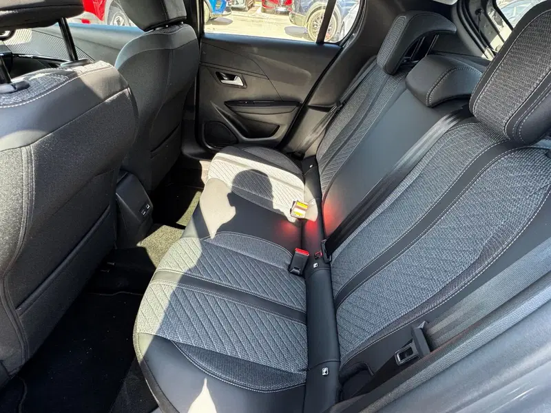 Peugeot 208 nuova a Frosinone (9)