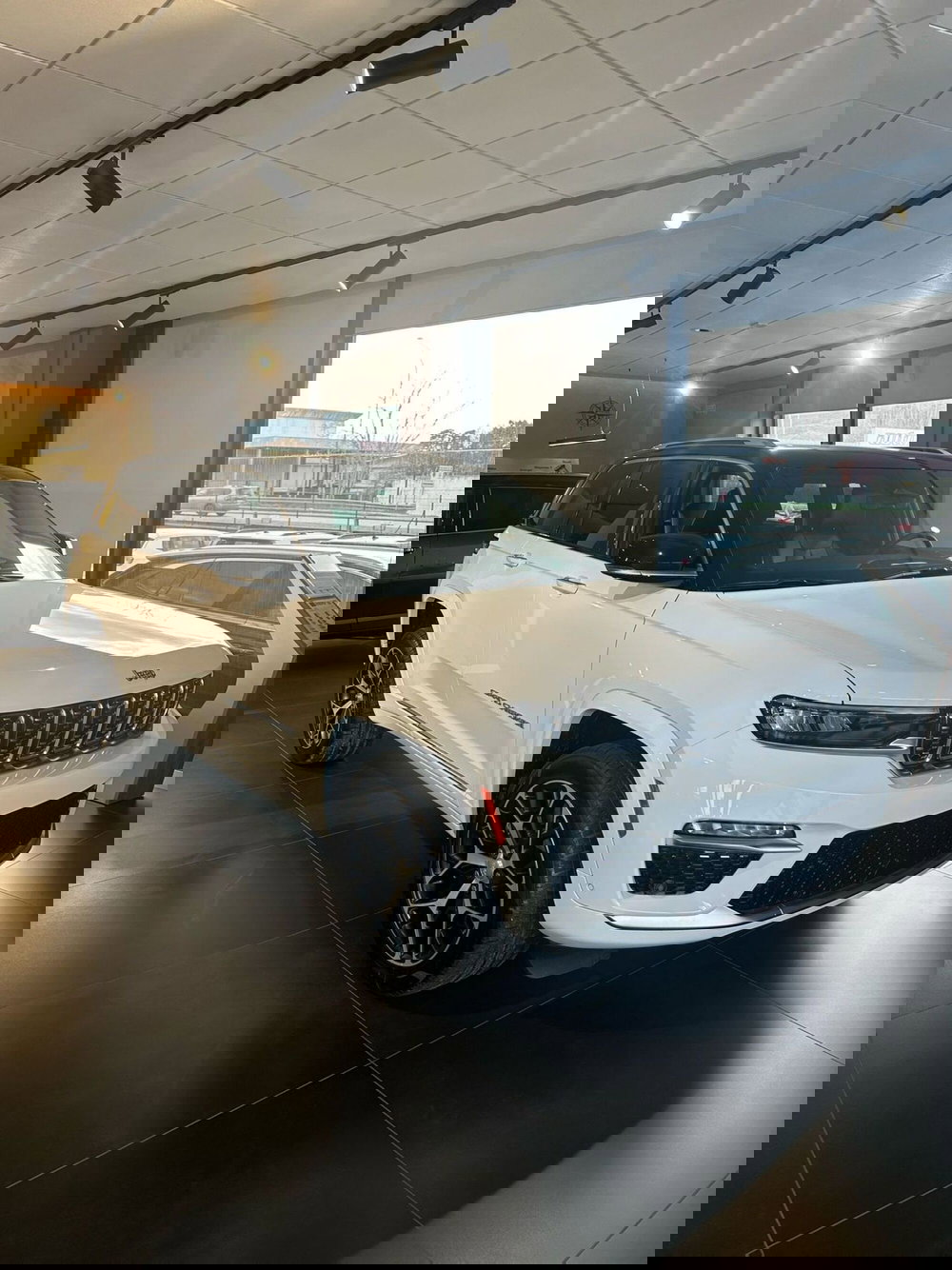 Jeep Grand Cherokee nuova a Lucca (3)