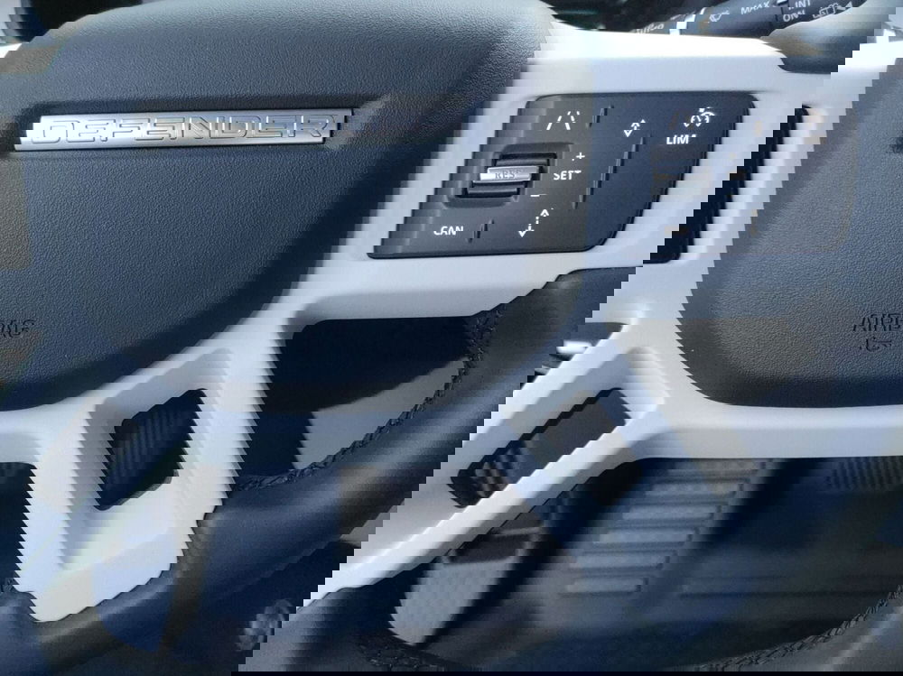 Land Rover Defender usata a Milano (15)