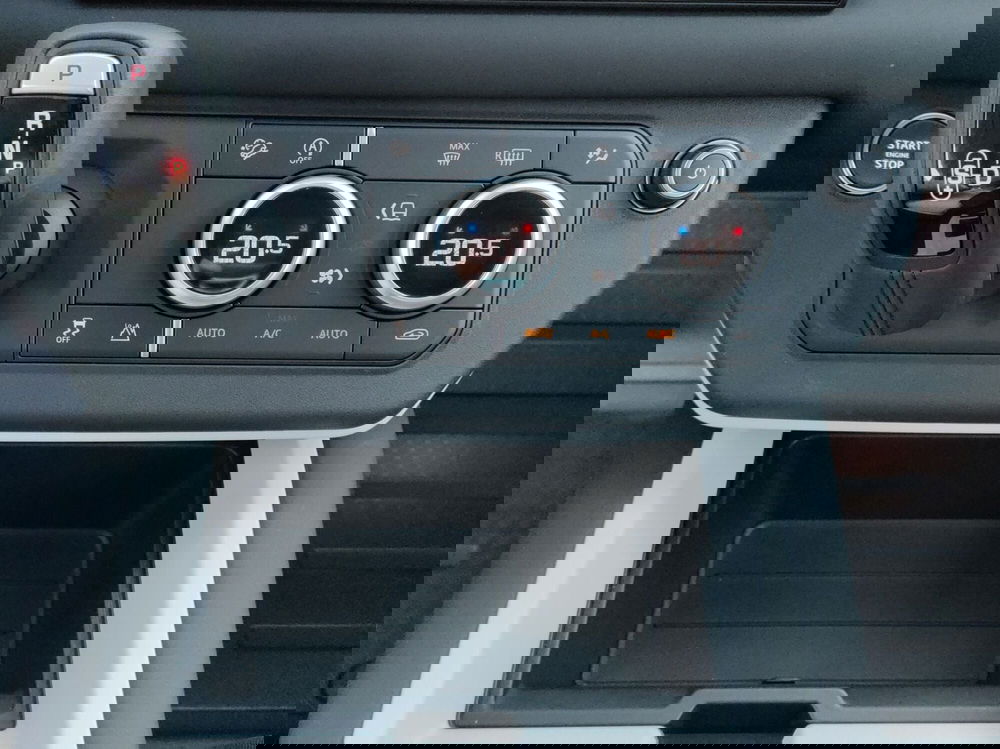 Land Rover Defender usata a Milano (18)