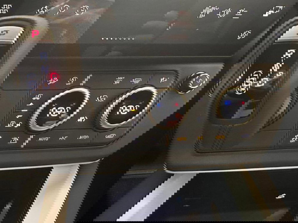 Land Rover Defender nuova a Varese (10)