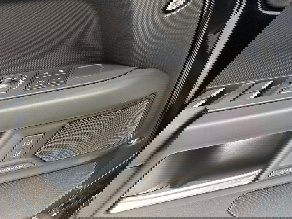 Land Rover Defender nuova a Varese (11)