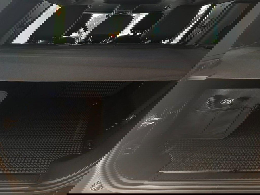 Land Rover Defender nuova a Varese (12)