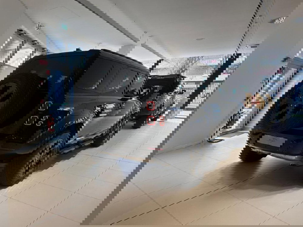 Land Rover Defender nuova a Varese (2)