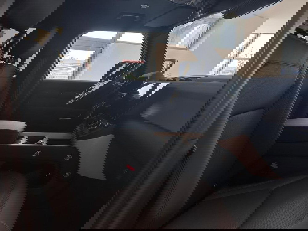 Land Rover Defender nuova a Varese (3)