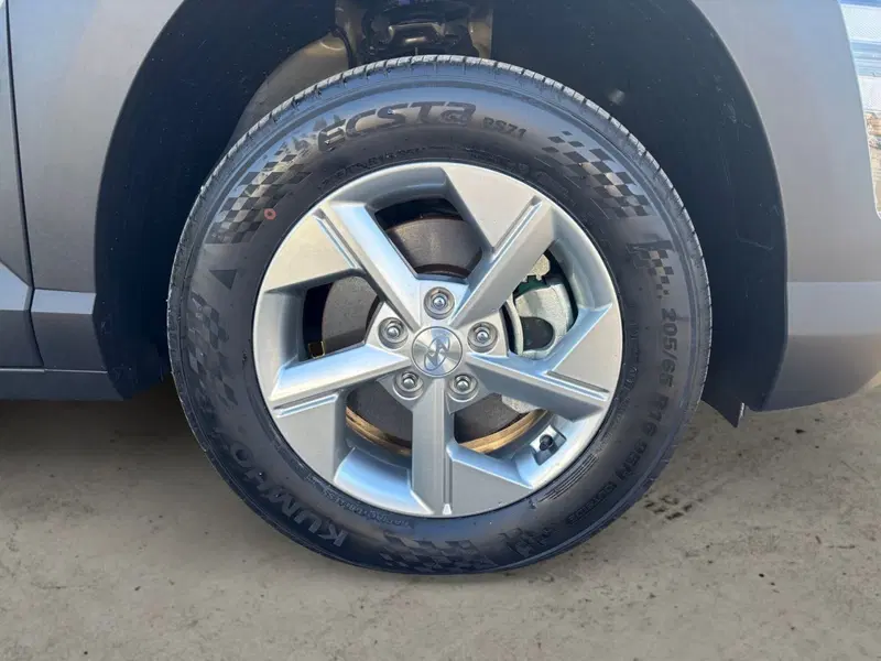 Hyundai Kona nuova a Lucca (9)