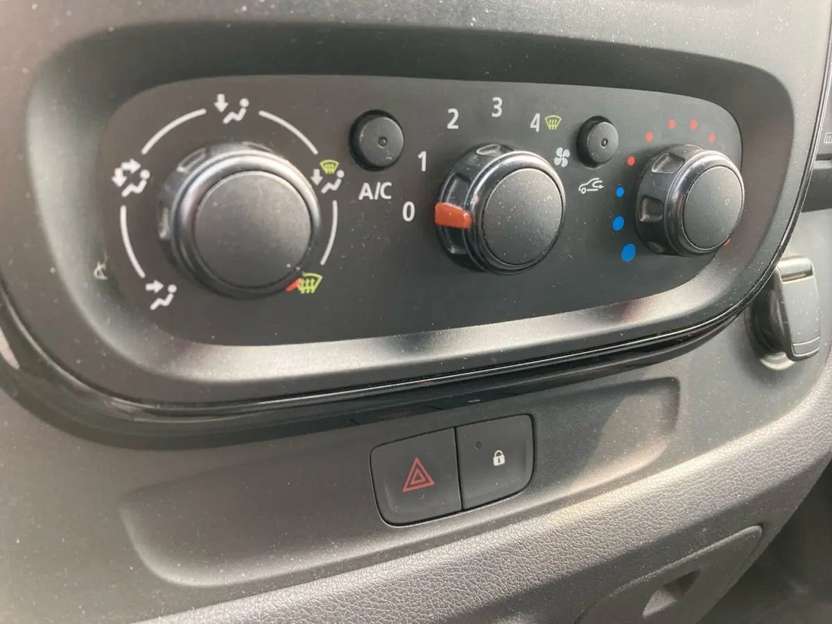 Opel Vivaro Furgone usata a Milano (14)