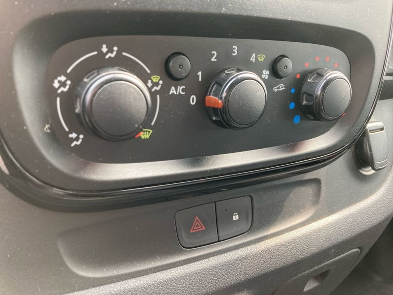 Opel Vivaro Furgone usata a Milano (14)