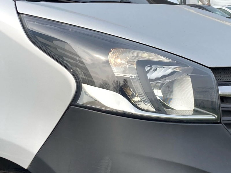 Opel Vivaro Furgone usata a Milano (7)