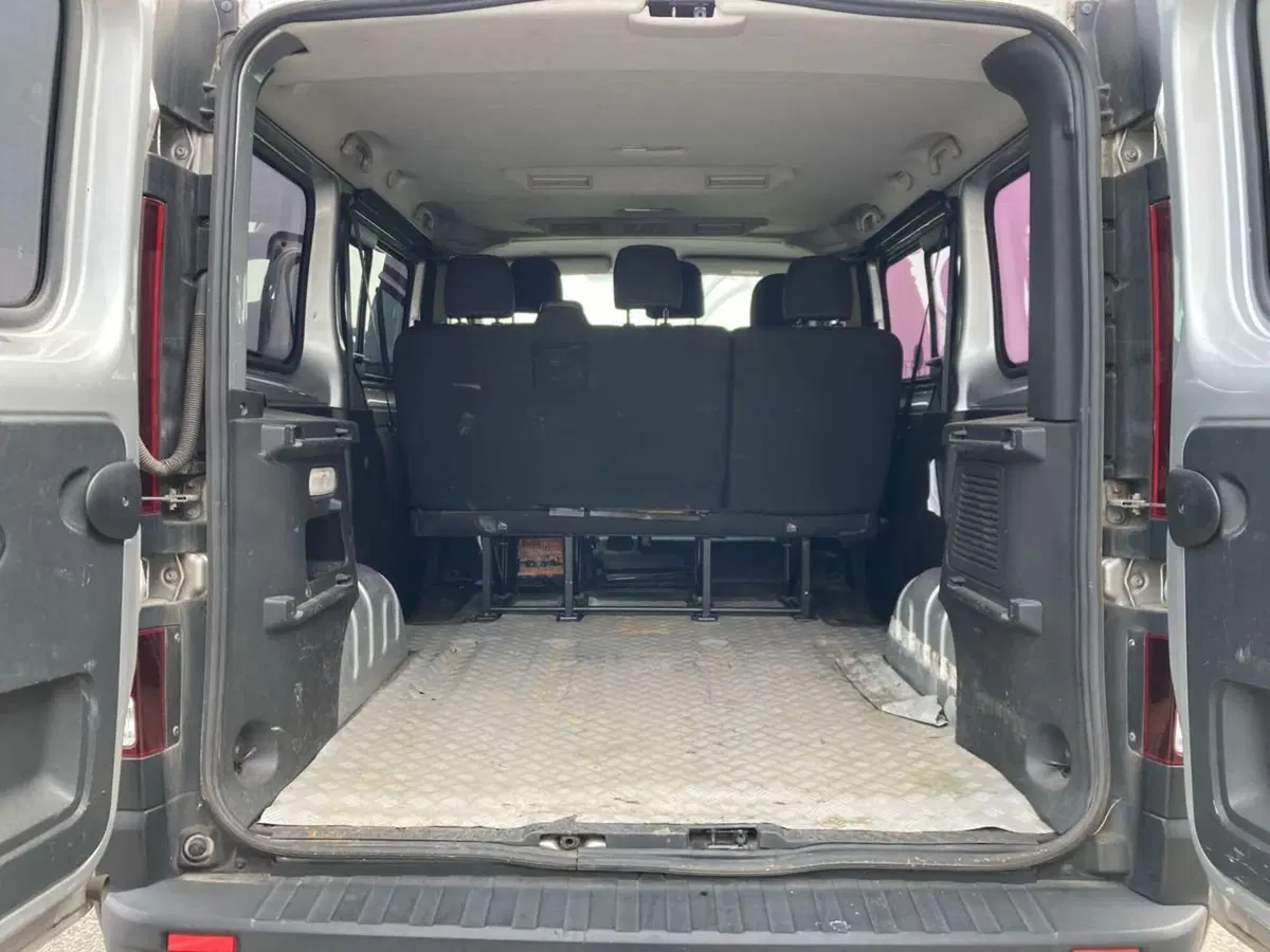 Opel Vivaro Furgone usata a Milano (8)