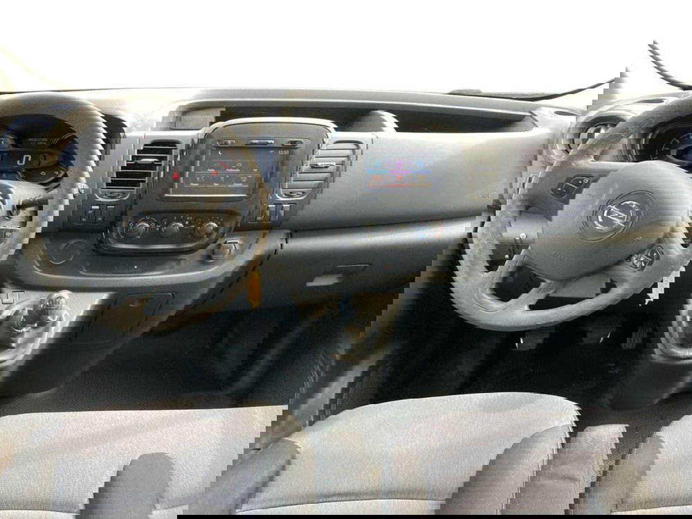 Opel Vivaro Furgone usata a Milano (9)