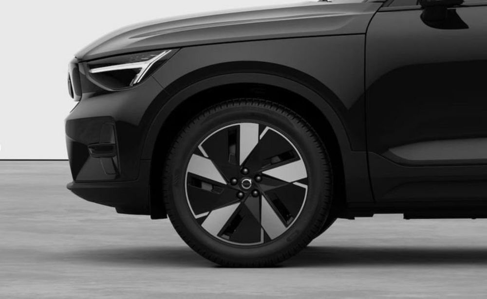 Volvo EX40 nuova a Milano (7)