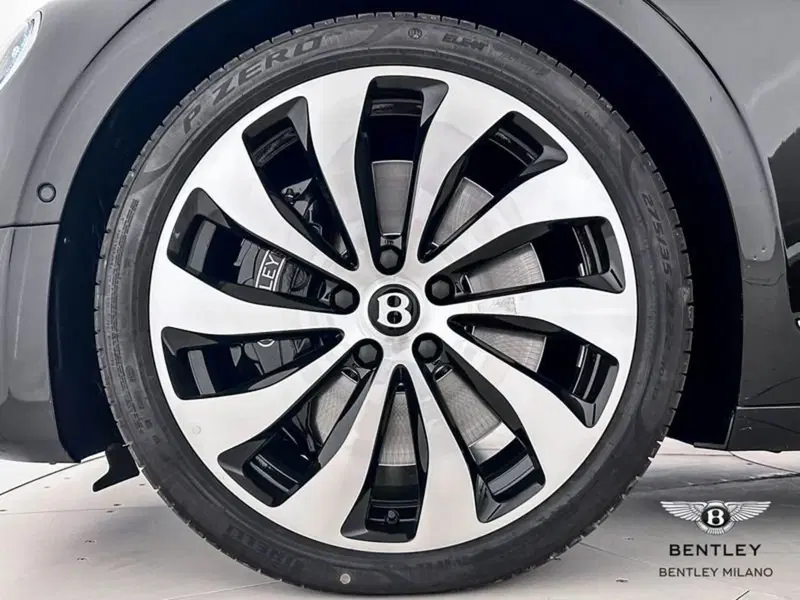 Bentley Flying Spur nuova a Milano (8)