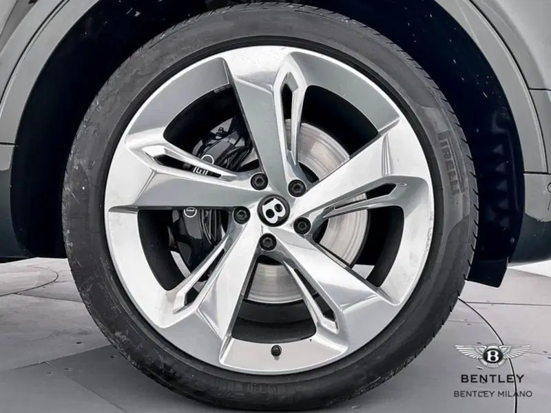 Bentley Bentayga usata a Milano (8)
