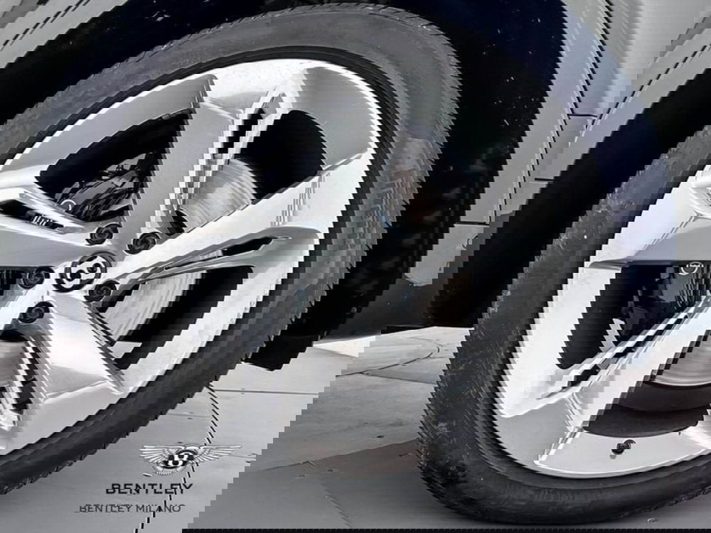 Bentley Bentayga usata a Milano (8)