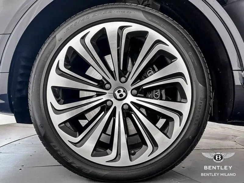 Bentley Bentayga usata a Milano (8)