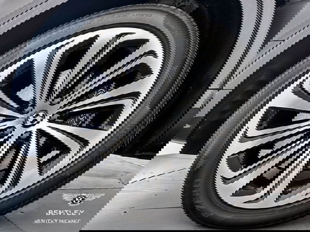 Bentley Bentayga usata a Milano (8)