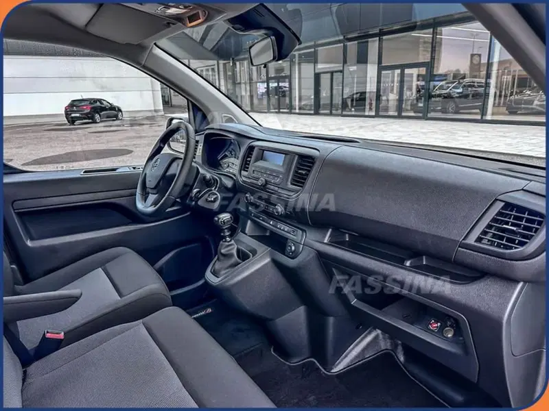 Opel Vivaro Furgone nuova a Milano (14)