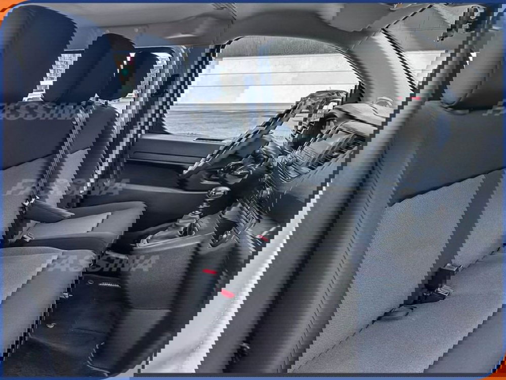 Opel Vivaro Furgone nuova a Milano (15)