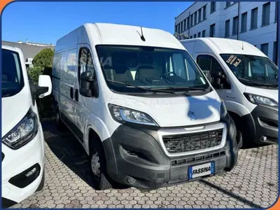 Peugeot Boxer Furgone 335 L2H2 2.2 bluehdi 140cv S&amp;S vetrato del 2021 usata a Milano