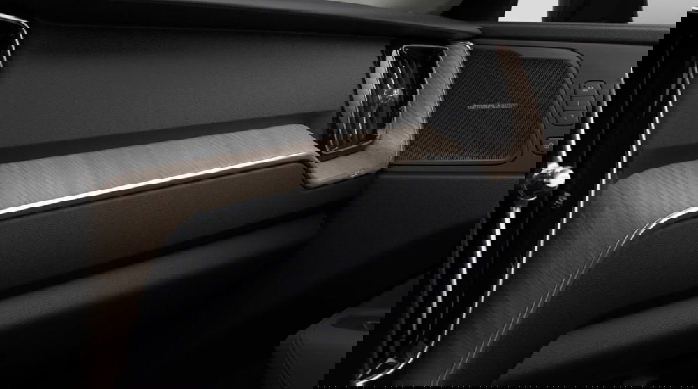 Volvo XC60 nuova a Milano (10)