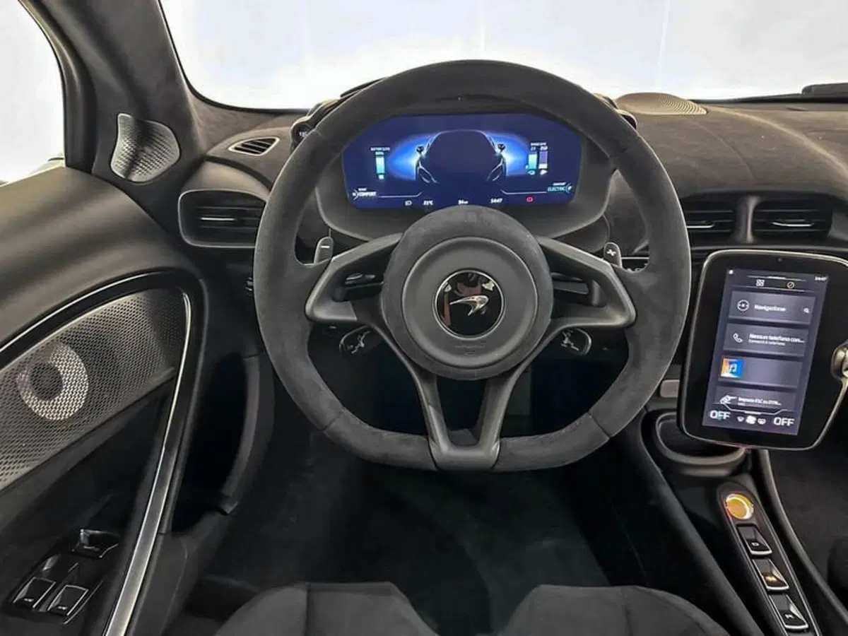 McLaren Artura Coupé nuova a Milano (10)