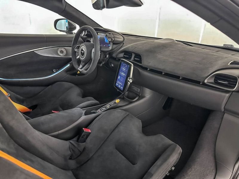 McLaren Artura Coupé nuova a Milano (11)